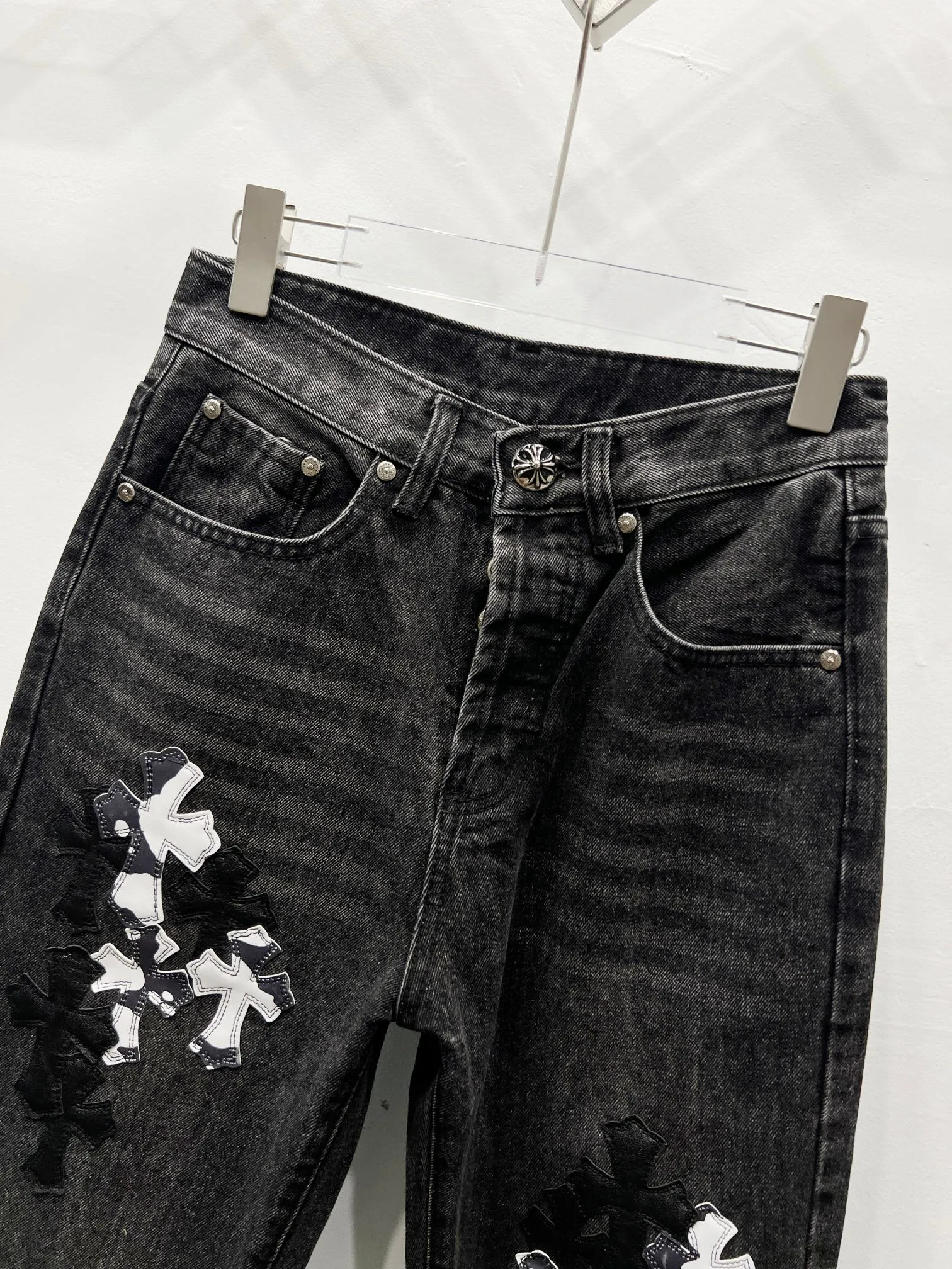 P260 Style number: (C007) Chrome hearts CH co-branded Drak Miami black milk cowhide jeans exude uninhibited personality and unique charm. Every wear and tear is carefully designed to present a unique artistic feel. Made of imported denim fabric, which has undergone heavy industrial washing and destruction treatment, the trousers show a super cool effect on the upper body, allowing you to dominate the fashion stage.  This is more than just a pair of jeans, it is an expression of attitude. With its unique design concept and ultimate pursuit of details, Croxin breaks traditional boundaries and defines the jeans trend in the new era. The trousers are made of double-layer woven fabric with customized hardware. Special Italian cowhide is printed and cut. Customized sheepskin three-layer thick thread leather. The entire body is spliced ​​in heavy water washing. Craftsmen hand-splash ink. You can see the details. Three-dimensional cutting version. Loose and comfortable, not flattering to the figure. Makes taller and slimmer. Seiko factory. Original quality control. Same style for men and women. Can be matched with couples. Versatile recommendation. Must-have jeans for all seasons. Color: black Size: 28-30-32-34